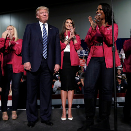 El candidato republicano a la presidencia de EEUU, Donald Trump, junto a mujeres durante un acto en Charlotte. REUTERS/Mike Segar