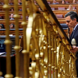 El candidato a la Presidencia del Gobierno, Pedro Sánchez, vuelve a su escaño tras una de sus intervenciones ante el pleno del Congreso de los Diputados en la primera jornada de la sesión de su investidura como presidente del Gobierno. EFE/