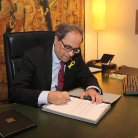 Fotografía facilitada por la Generalitat del presidente, Quim Torra, firmando hoy un nuevo decreto de nombramiento de los consellers que formarán su Govern, sustituyendo a los que se encuentran en prisión -Jordi Turull y Josep Rull- y a los