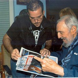 Fotografía del 23 de enero de 2015 cedida por Cubadebate done se ve a Fidel Castro durante una reunión con el presidente de la Federación Estudiantil Universitaria de La Habana (FUE), Randy Perdomo / EFE/Estudios Revolución/CUBADEBATE