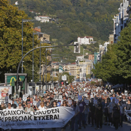 Vista de la manifestación en San Sebastián convocada por la red ciudadana Sare para exigir la excarcelación de los presos de ETA con enfermedades graves o incurables. EFE/Javier Etxezarreta