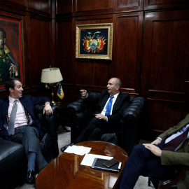 El ministro de Gobierno de Bolivia, Arturo Murillo, con los eurodiputados de Vox Víctor Gonzales y Herman Tertsch, en La Paz. REUTERS / David Mercado