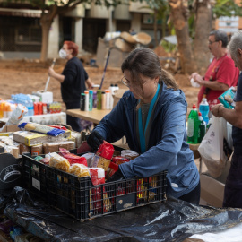  Reparto de comida en una de las zonas afectadas por la DANA. Alejandro Martínez Vélez / Europa Press.