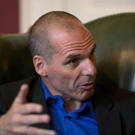 Yanis Varoufakis, ministro griego de Finanzas, durante su visita a su homólogo británico. / MATT DUNHAM / REUTERS