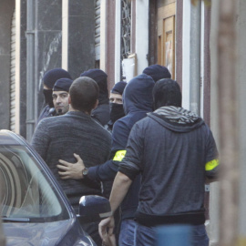 Los Mossos d'Esquadra, ante el Ateneu Llibertari de Sants donde llevan a cabo una operación relacionada con el llamado 'caso Pandora', que en diciembre de 2014 comportó la detención de 11 jóvenes anarquistas. EFE/Marta Pérez