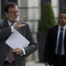 El presidente del Gobierno, Mariano Rajoy, salud a su llegada al Congreso para la sesión de control al Gobierno. REUTERS/Juan Medina