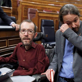 Pablo Iglesias y Pablo Echenique, emocionados en el Congreso tras la elección de Pedro Sánchez como presidente, / EFE