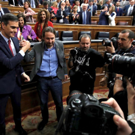 Pedro Sánchez (i) y Pablo Iglesias (d) posan tras la segunda votación./ Juan Carlos Hidalgo (EFE)