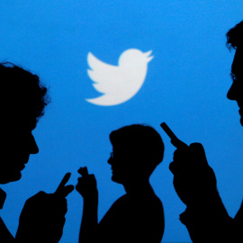 Imagen de archivo de usuarios de Twitter. | REUTERS/Kacper Pempel