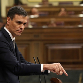 El secretario general del PSOE, Pedro Sánchez, durante su intervención desde la tribuna de oradores del hemiciclo, en la primera jornada de la moción de censura presentada por su partido contra el presidente del Gobierno, Mariano Rajoy. EFE