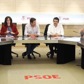 El presidente de la Comisión Gestora del PSOE, Javier Fernández (5i), acompañado por (de izda. a dcha.) Francesc Antich, María Jesús Serrano, María Dolores Padrón, Ascención Godoy, José Enrique Muñoz, Ricardo Cortés, Soraya Vega y Francisco