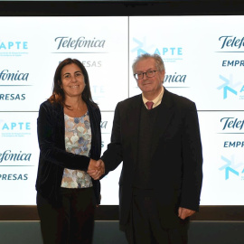 María Jesús Almazor, consejera delegada de Telefónica España, y Felipe Romera, presidente de la Asociación de Parques Científicos y Tecnológicos de España (APTE). E.P.