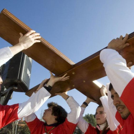 Un grupo de jóvenes de Madrid portan la Cruz de las Jornadas Mundiales de la Juventud. EFE