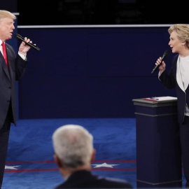 El candidato republicano a la presidencia de Estados Unidos, Donald Trump y la candidata demócrata, Hillary Clinton, durante el segundo debate de la campaña. REUTERS/Jim Young