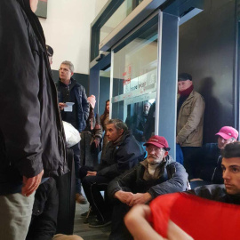 Algunos de las personas convocadas por Hogar Social en la sede central del PSOE en la calle Ferraz de Madrid. (PÚBLICO)