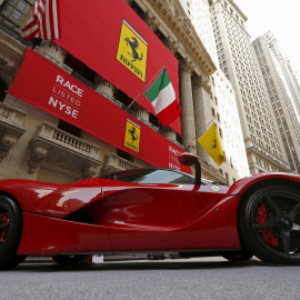 Un deportivo de Ferrari aparcado frente a la sede de la Bolsa de Nuevas York (NYSE), al lado de Wall Street. REUTERS/Lucas Jackson