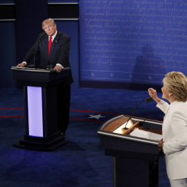 Los candidatos a la presidencia de Estados Unidos, Donald Trump y Hilary Clinton durante el tercer y último debate electoral. REUTERS/Mark Ralston