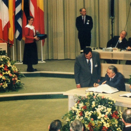 Firma del Tratado de la Unión Europea (TUE) en Maastricht el 7 de febrero de 1992 (que entró en vigor el 1 de noviembre de 1993), que puso en marcha de Unión Económica y Monetaria (UEM).