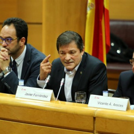 El presidente de la gestora del PSOE, Javier Fernández, en el centro de la imagen. EUROPA PRESS