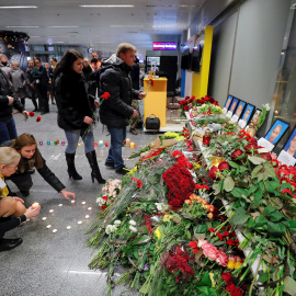 08/01/2020.- Familiares, compañeros y amigos de los fallecidos del vuelo PS752 de Ukraine International Airlines que se estrelló cerca de Teherán rinden un homenaje en el aeropuerto de Boryspil, Kiev. EFE / EPA / SERGEY DOLZHENKO