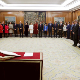 Los ministros del nuevo Gobierno momentos antes de jurar o prometer ante el rey en el acto de toma de posesión, con el presidente del Gobierno, Pedro Sánchez presente, este lunes en el Palacio de la Zarzuela. EFE/ Emilio Naranjo