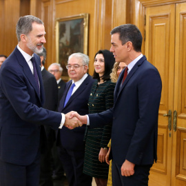 El monarca Felipe VI junto al nuevo presidente del Gobierno, Pedro Sánchez, instantes antes de la toma de posesión. / EP