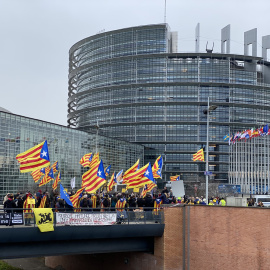 Concentració de suport als eurodiputats Carles Puigdemont i Toni Comín davant del Parlament Europeu, a Estrasburg. @pfont_