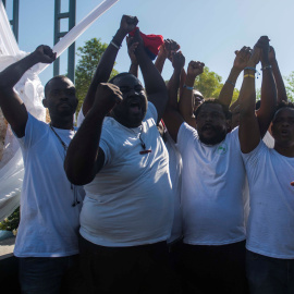 12/01/2020.- Personas protestan contra la presencia del presidente de Haití, Jovenel Moise, y altos cargos del Gobierno en la conmemoración este domingo el décimo aniversario del devastador terremoto del 12 de enero de 2010 en una ceremonia