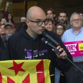 El concejal de la ciudad de Vic, Joan Coma, delante del Ayuntamiento de la localidad barcelonesa.