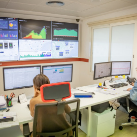 La sala de control de les emissions de l'AMB. MIQUEL CODOLAR.