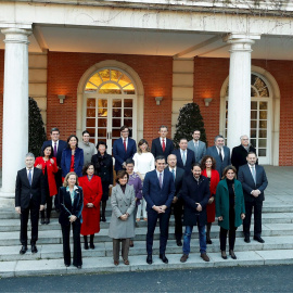 14/01/2020.- El presidente del Gobierno, Pedro Sánchez (C), posa con su nuevo gabinete de ministros en el Palacio de la Moncloa antes del primer Consejo de Ministros celebrado este martes. EFE/ Emilio Naranjo