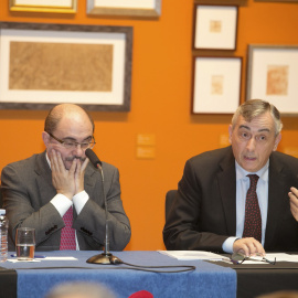 El director general de Funcas, Carlos Ocaña, acompañado por el presidente de Aragón, Javier Lambán (i), durante la presentación en Zaragoza del informe 'Previsiones económicas para las comunidades autónomas 2016-2017'. EFE/Javier Cebollada