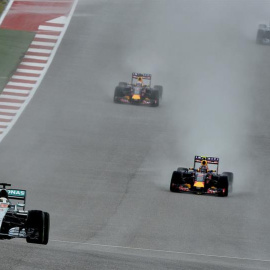 El piloto británico Lewis Hamilton, seguido por el ruso Daniil Kvyat, en el Gran Premio de EEUU en Austin, Tejas. EFE/EPA/LARRY W. SMITH