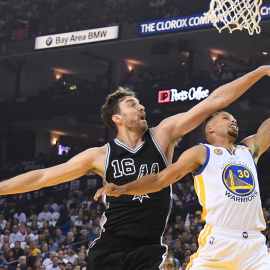 Pau Gasol defiende al base de los Golden State Warriors, Stephen Curry. REUTERS/USA TODAY Sports.