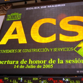 El logo de ACS en los paneles de la Bolsa de madrid, en el decimoquinto aniversario de la cotización de la empresa de construcción y servicios.