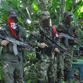 Tres guerrilleros del Ejército de Liberación Nacional (ELN).  Víctor de Currea Lugo