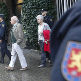 El expresidente de la Generalitat, Jordi Pujol, acompañado de su esposa, Marta Ferrusola, salen de su domicilio de la Ronda General Mitre durante el registro por parte de  agentes de la Unidad de Delincuencia Económica y Fiscal (UDEF) de la