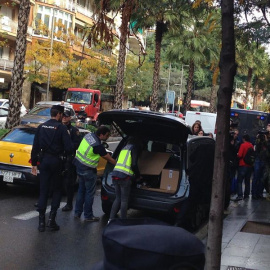 Agentes de la Policía Nacional durante los registros efectuados en las viviendas de las familias Pujol y Ferrusola. EUROPA PRESS