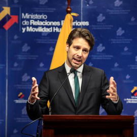 El canciller de Ecuador, Guillaume Long, durante una rueda de prensa en Quito (Ecuador) este lunes, sobre las negociaciones de paz entre el Gobierno colombiano y el grupo rebelde ELN, que estaban programadas para comenzar este jueves en la 