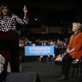 La candidata demócrata a la presidencia de Estados Unidos, Hillary Clinton, junto a la primera dama, Michelle Obama, en un acto de campaña. REUTERS/Carlos Barria