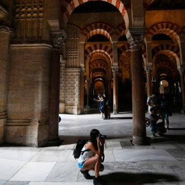 Unos turistas hacen fotografías en el interior de la Mezquita-Catedral de Córdoba. EFE /Rafa Alcaide