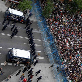 Los manifestantes concentrado en la Plaza de Neptuno, frente al cordón policial junto al Congreso de los Diputados. REUTERS