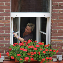 Imagen de archivo de una mujer limpiando una ventana. / Pixabay