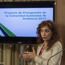 La consejera de Hacienda y Administración Pública, María Jesús Montero, en rueda de prensa tras la reunión extraordinaria del Consejo de Gobierno donde se ha aprobado el anteproyecto de ley de presupuestos de la comunidad autónoma para 2017