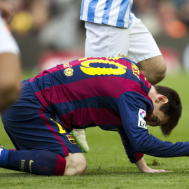 El delantero argentino Lionel Messi se lamenta tras una ocasión fallida durante el partido frente al Málaga en el Camp Nou. EFE/Alejandro García