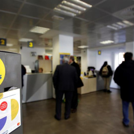 Vista del interior de una oficina de Correos este viernes en Madrid. - EFE