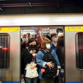 Pasajeros lucen máscaras este miércoles en un vagón de metro de Taipei (Taiwán). | EFE