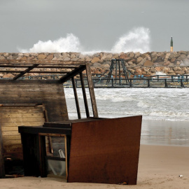 Una torre de vigilancia tumbada en la playa del El Perelló (València), arrastrada por la fuerza de la borrasca "Gloria" que estos día azota al Este peninsular. EFE/ Juan Carlos Cárdenas