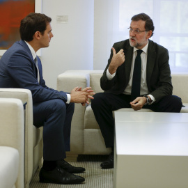 El presidente del Gobierno, Mariano Rajoy, con el líder de Ciudadanos, Albert Rivera, en el Palacio de la Moncloa. REUTERS/Sergio Perez