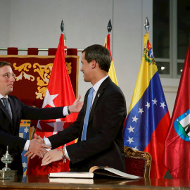 El líder opositor de Venezuela, Juan Guaidó (d), junto al alcalde de Madrid, José Luis Martínez-Almeida (i), tras firmar en el libro de Honor del Ayuntamiento de Madrid donde este sábado se le entregará la Llave de Oro de la ciudad.- EFE/Ju